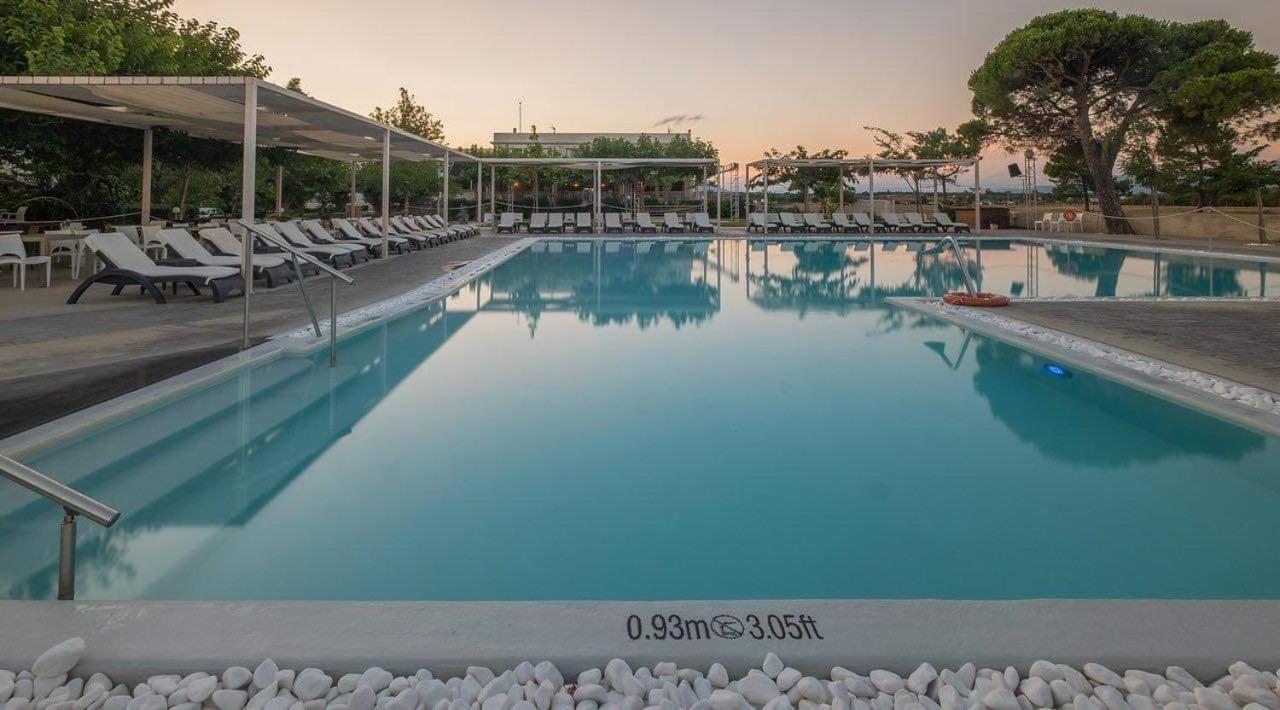 Buka Sandy Beach Месіні Екстер'єр фото